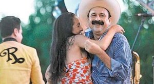 Alcalde mexicano levantó públicamente la falda a una mujer mientras bailaba (Video)
