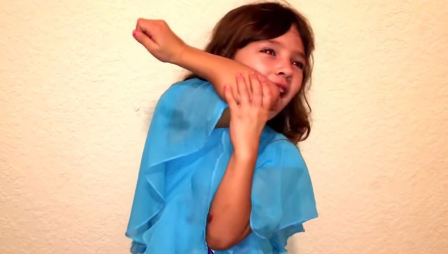 ¿Puedes tocarte el codo con la lengua? Esta niña sí (Video)