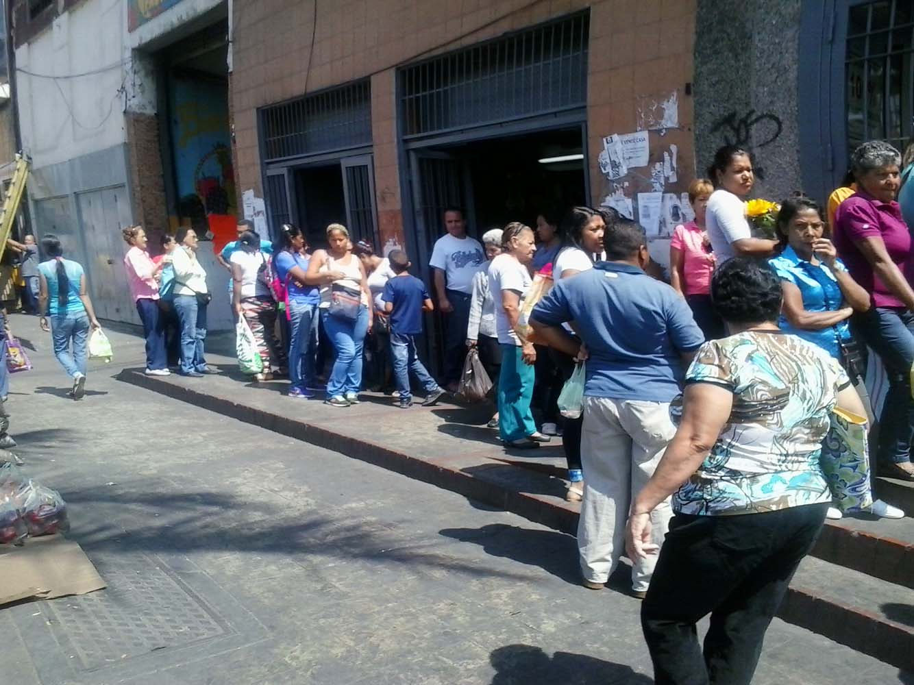Sólo en Venezuela: El asueto de Semana Santa es para hacer cola en abastos (Fotos)