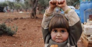 Triste imagen: La niña siria que confundió una cámara con un arma