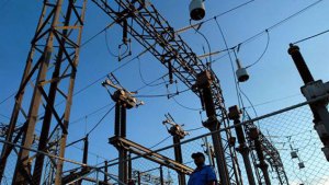 Corpoelec restablece parcialmente servicio eléctrico en tres zonas del estado Vargas #16Abr
