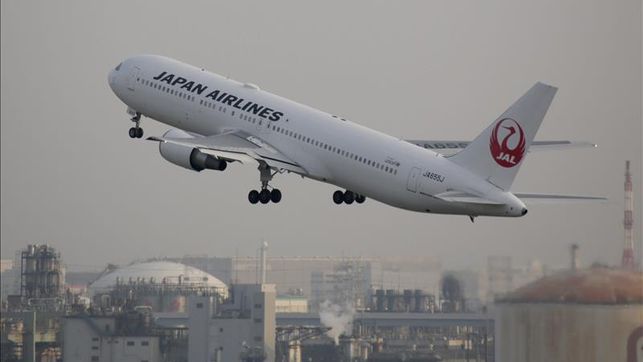 Un avión nipón aterriza de emergencia en Tokio tras la parada de un motor