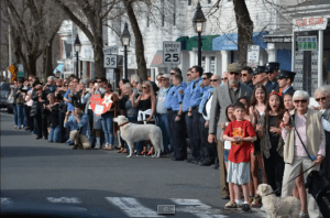 El impresionante funeral de perro policía, la ciudad se vuelca a las calles (Video)