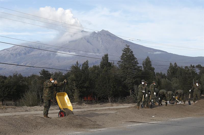 Volcán chileno Calbuco disminuye actividad pero no se descarta nueva erupción