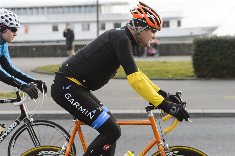 John Kerry se rompe el fémur en accidente de bicicleta y regresa a EEUU