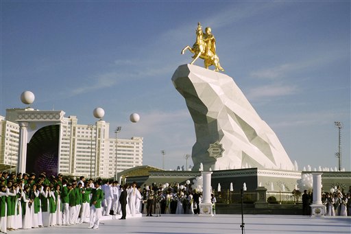 Develan enorme estatua dorada del presidente de Turkmenistán