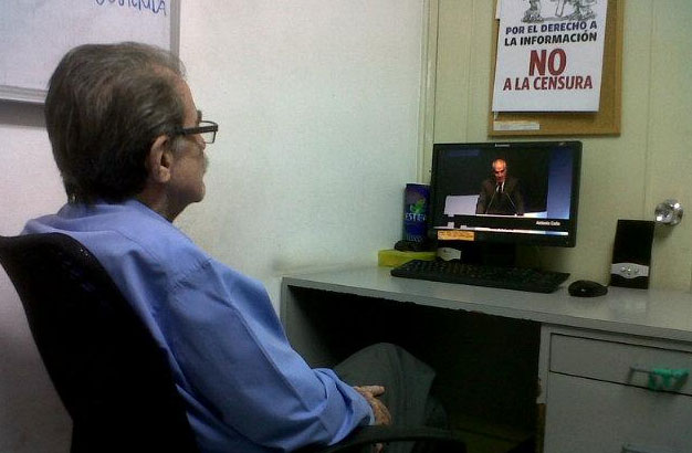 La FOTO: Desde la redacción de TalCual, Petkoff vio la entrega de los Premios Ortega y Gasset