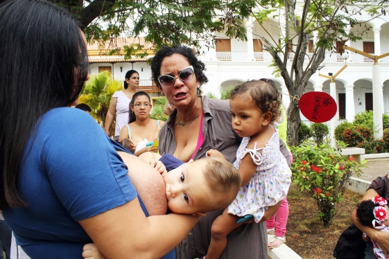 Madres zulianas defendieron su derecho a amamantar en público (Fotos)