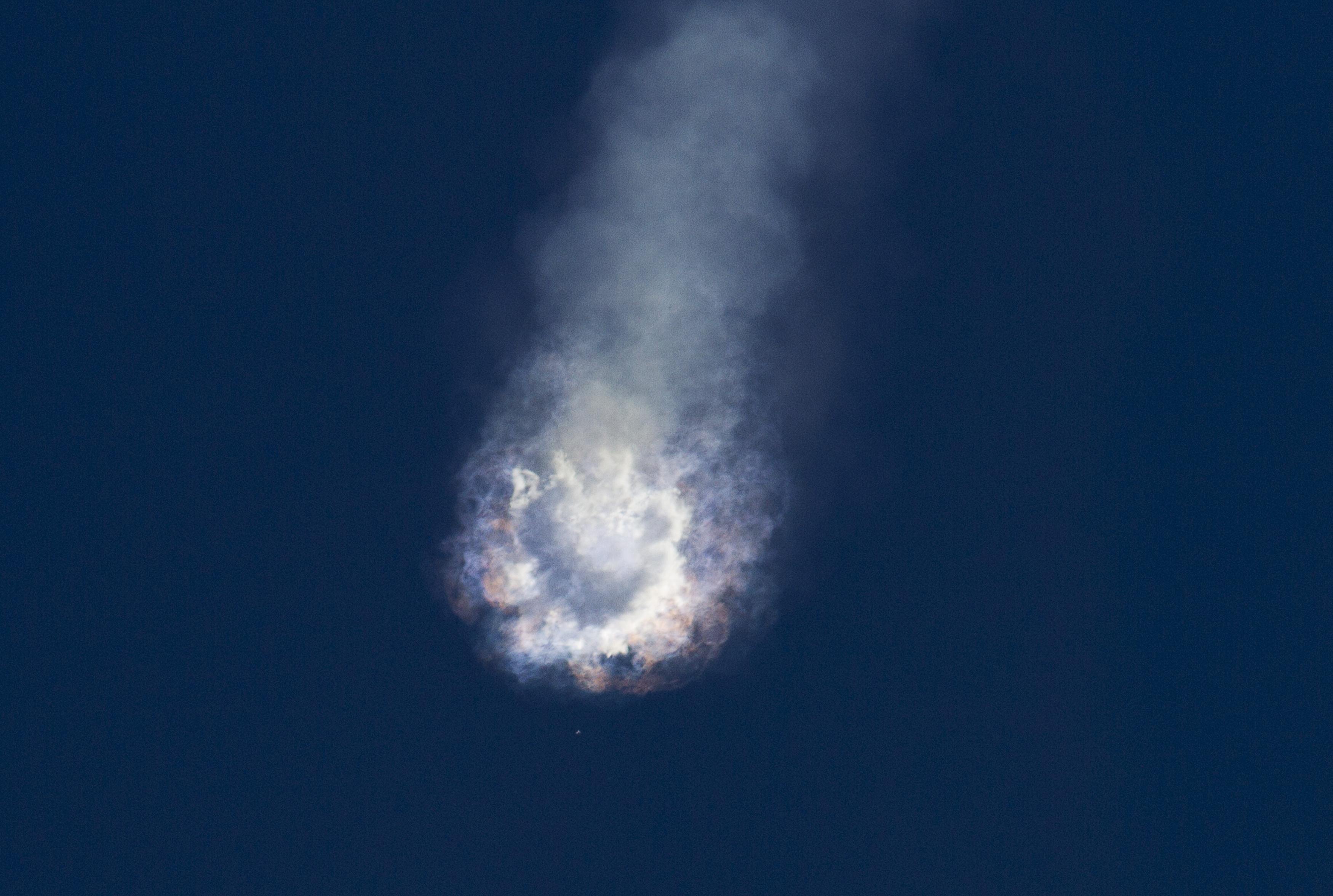Explota el cohete SpaceX Falcon 9, minutos después del despegue (Fotos)