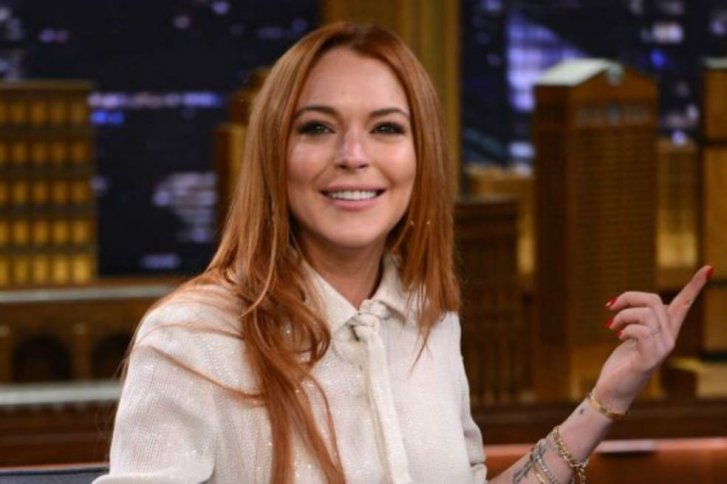 ¡Se reivindicó! Lindsay Lohan se deja ver en sexy bikini en playas africanas (FOTOS)