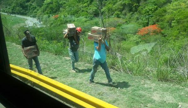 ¡No pelan un choque! Saquean gandola cargada de Cerelac en la autopista GMA (Fotos)