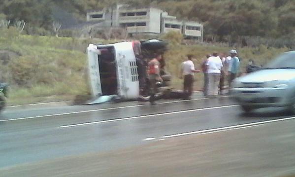 Se volteó autobús en la autopista GMA bajando a Guarenas (Fotos)