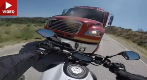 Motociclista de hierro: Increíble que haya sobrevivido a esta colisión frontal con un camión