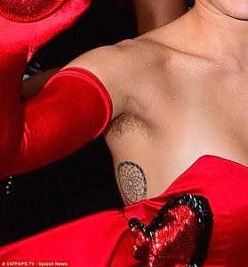 … y ahora: El sobaco pelúo de Miley (FOTOS)