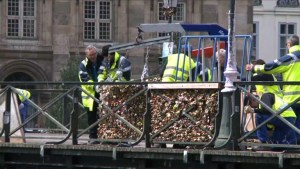 Remueven candados del amor de puente de París (Video)