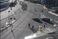 ¡Vivos de milagro! Estudiantes se salvan de ser atropellados por una moto (VIDEO)