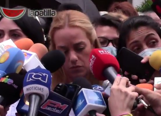 En video: Chavistas recibieron con gritos e insultos a Lilian Tintori en el CNE