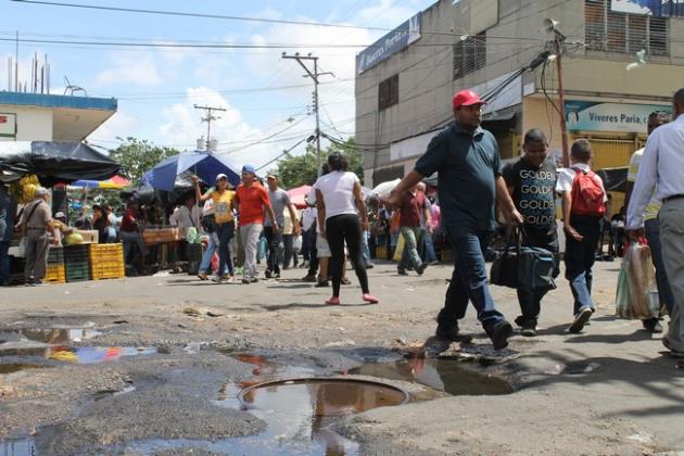 Entre huecos e inseguridad se vive en el centro de San Félix