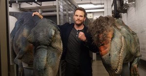 Actor de “Jurassic World” se llevó terrible susto con estos dinosaurios (cámara escondida)