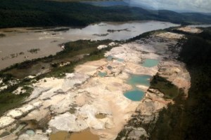 Hasta Izarra se hace eco de “indolencia” por minería en Canaima… pero echa culpa al “capitalismo”