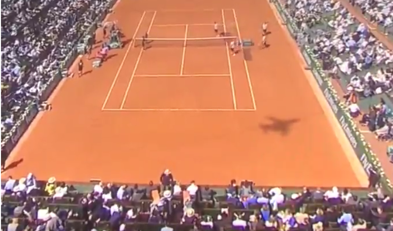 Sombra de avión volando en reversa deja atónito al público del Abierto de Francia (Video)