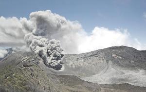 Volcán Turrialba de Costa Rica registró nueva erupción de material incandescente