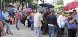 Los venezolanos hacen colas en su tiempo libre