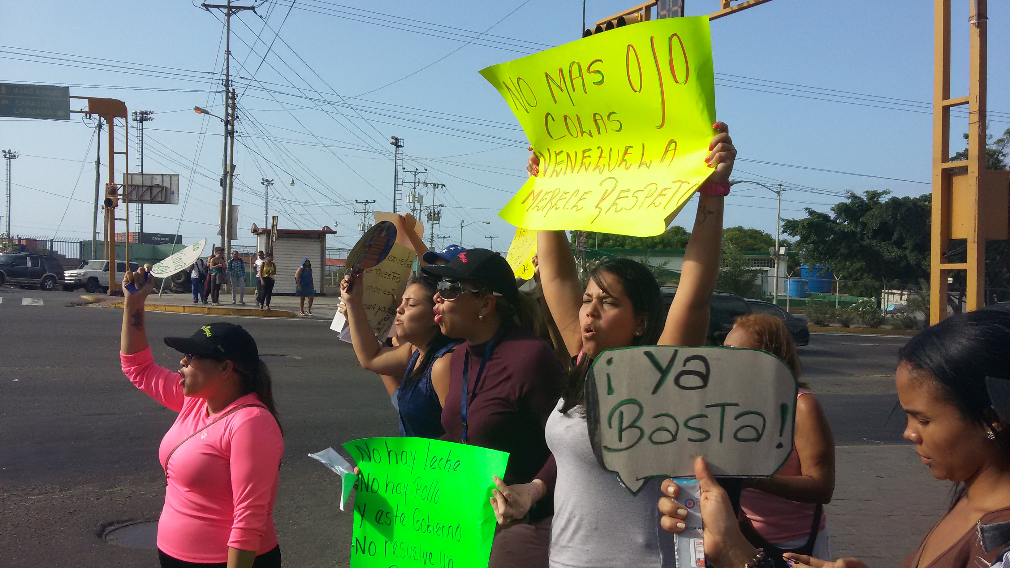 Mujeres por Vargas reclaman que no quieren más colas frente al supermercado Día a Día