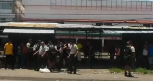 VIDEO: Detienen a hombre que llevaba un lavamanos durante saqueo en San Félix