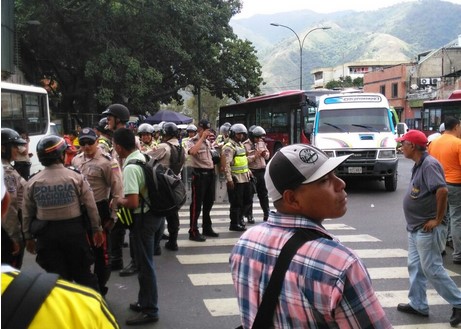 Transportistas trancan la Av. Sucre tras ataque a tiros contra dos choferes