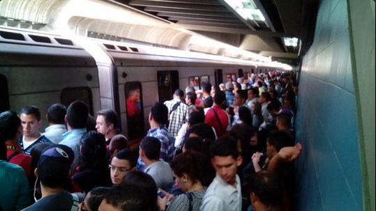 Falla eléctrica causa fuerte retraso en línea 2 del Metro de Caracas (Fotos)