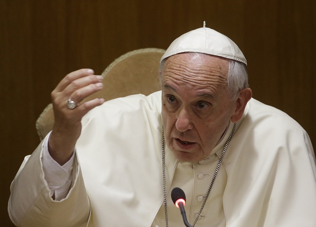 El Papa dice que crisis de refugiados es la punta del iceberg de un sistema injusto