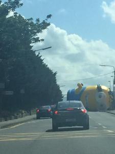 Un minion gigante provoca el caos en una carretera de Dublin (Foto)