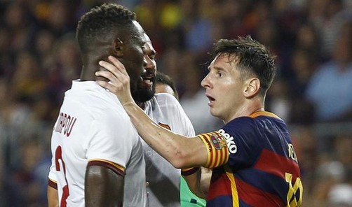 Video: Messi pierde los papeles con un jugador de la Roma