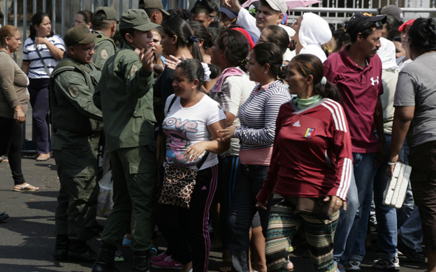 Maracaibo,Venezuela,07/08/2015. Multitud en colas controladas por efectivos de la GNB en tienda Centro 99 de Los Estanques.