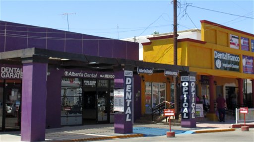 Foto: En calle donde abundan los consultorios de dentistas en el pueblo de Los Algodones, México, que se encuentra en la frontera con California. Miles de estadounidenses y canadienses viajan cada año a Los Algodones para someterse a cuidades denatles confiables y accesibles. / AP