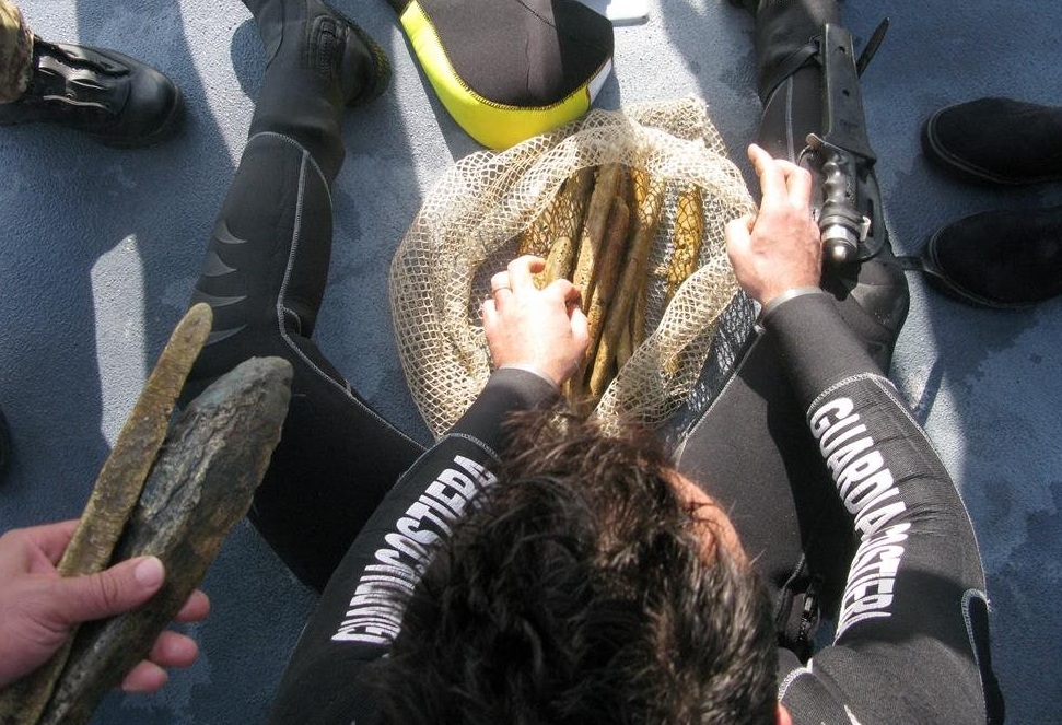 Encontró un lingote de oro mientras nadaba en un lago de Alemania