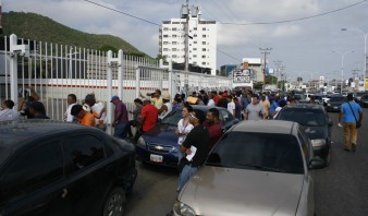 En Barcelona hubo cola y caos para comprar cauchos regulados