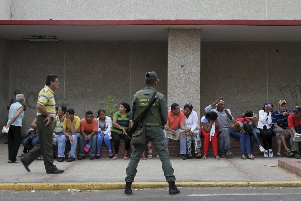 En Puerto La Cruz por “marcar” puesto en cola de Bicentenario cobran hasta 400 Bs