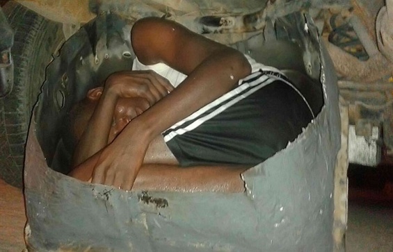 Tres jóvenes africanos intentaron entrar en España ocultos debajo de un carro