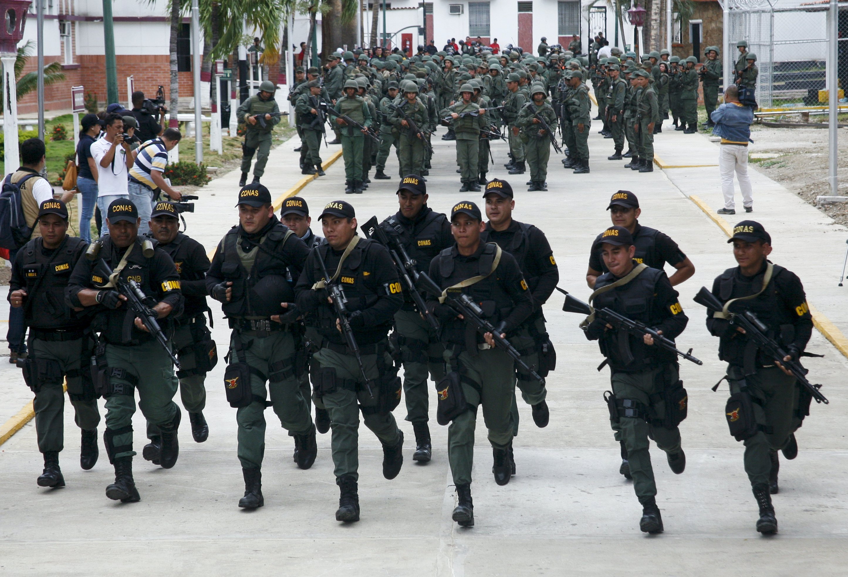 Más de 1.500 militares desplegados en la frontera (Fotos)