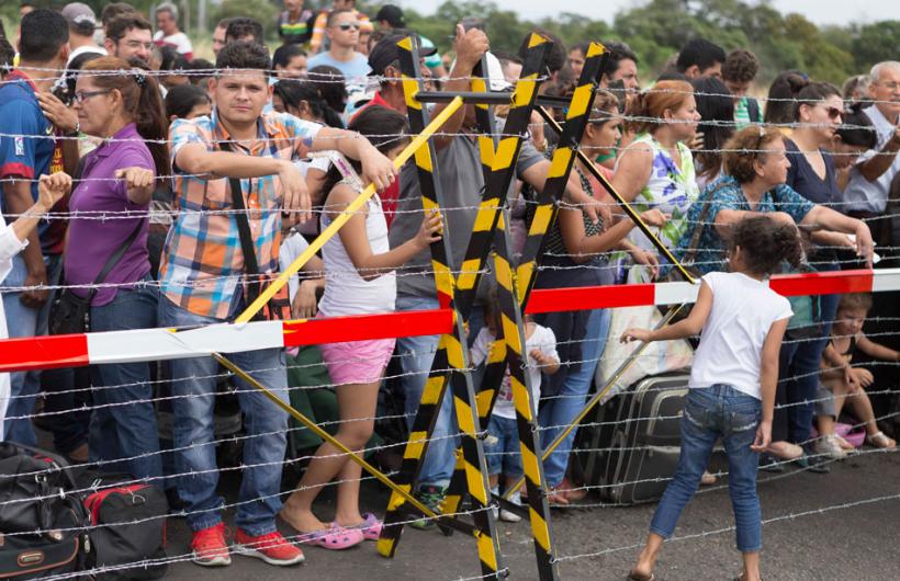 Maduro cambió cercas de púas por vallas de “paz” (Fotos)