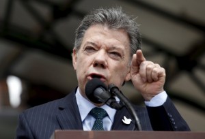 Santos dice que defenderá con firmeza a colombianos ante crisis con Venezuela