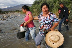 Centenares de colombianos huyen por el río Táchira cargando sus enseres a la espalda (Fotos)