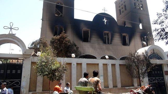 Condenados a la cárcel a 119 islamistas por incendiar iglesia en Egipto