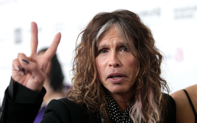 Steven Tyler hace dueto con músico callejero en Moscú… y así resultó (VIDEO)