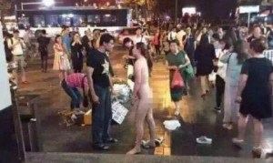 Ah ok! Mujer se desnuda en la calle tras discutir con su pareja (Video)