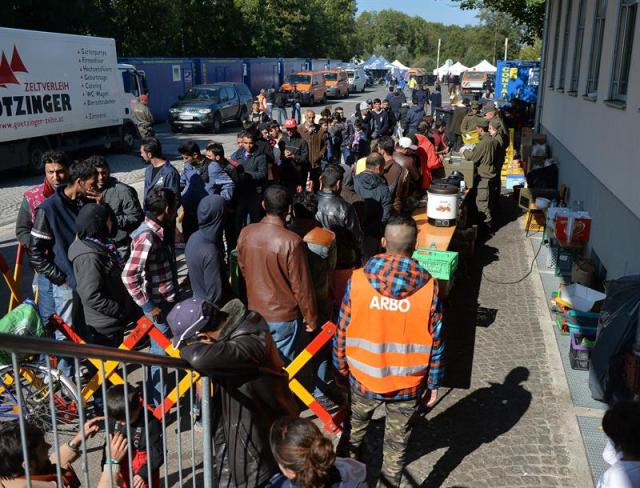 Refugiados esperan para cruzar la frontera austro-alemana, cerca de Freilassing (Alemania), hoy, 30 de septiembre de 2015. Según los datos facilitados por la Organización Internacional para las Migraciones, alrededor de 522.000 migrantes han cruzado el Mediterráneo este año. EFE/Barbara Gindl