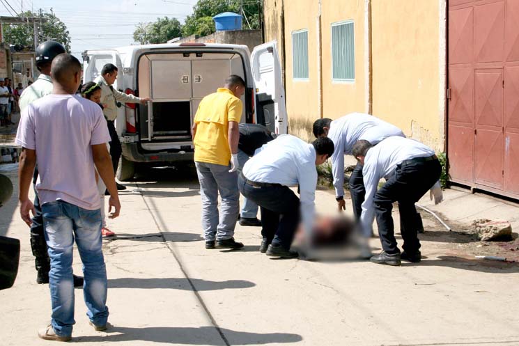 Con palos y piedras lincharon a vendedor de zapatos en Valencia