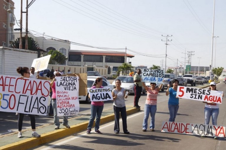 Cinco meses sin agua hizo salir a protestar a vecinos de la Av. Costanera en Barcelona